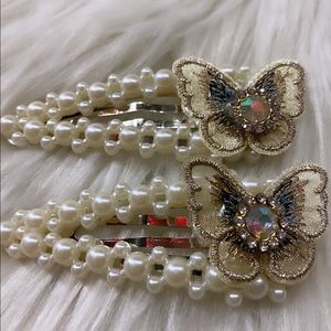 Butterfly pearl hair clips🦋!